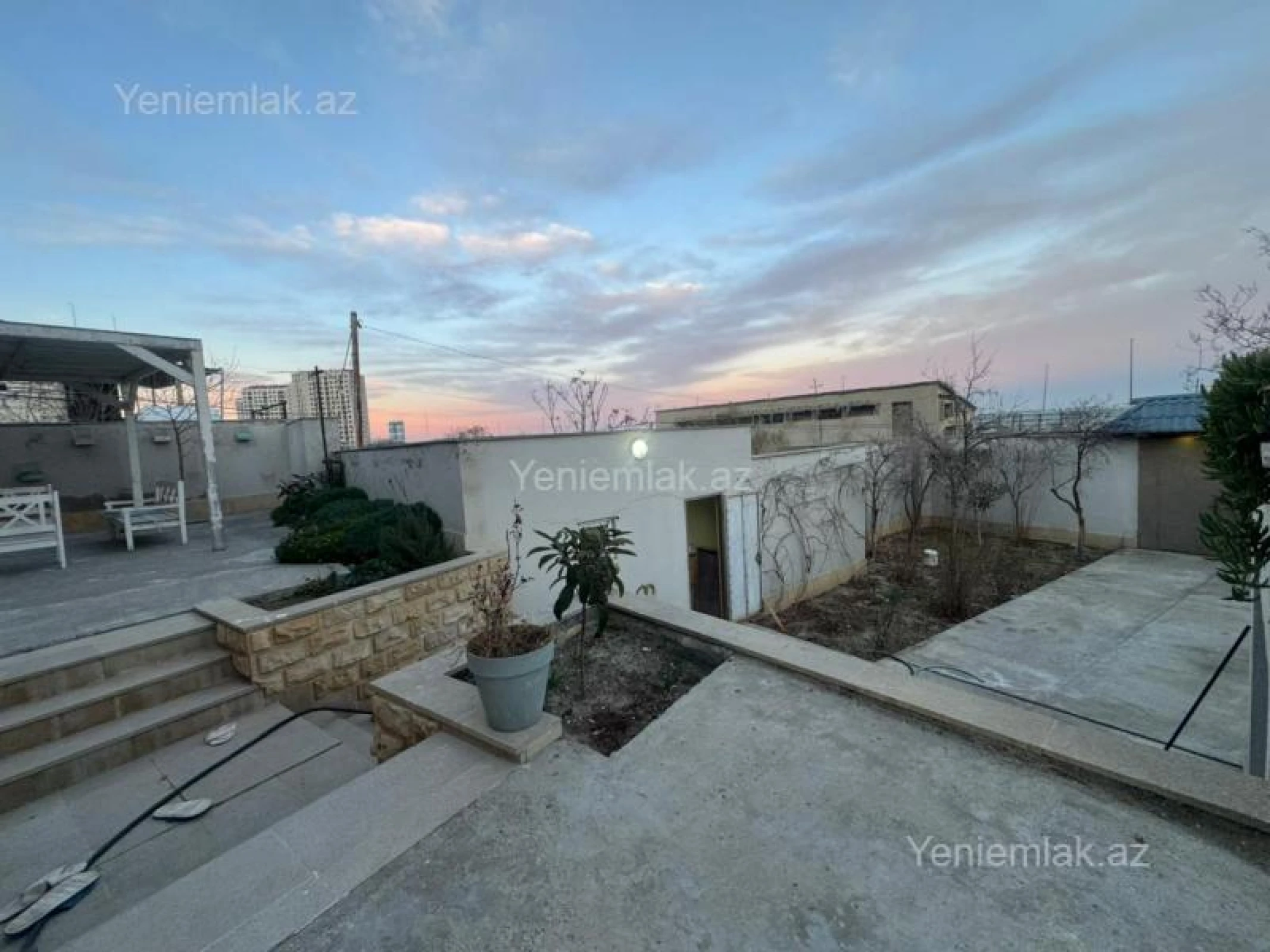 Satılır 6 otaqlı həyət evi 340 m²