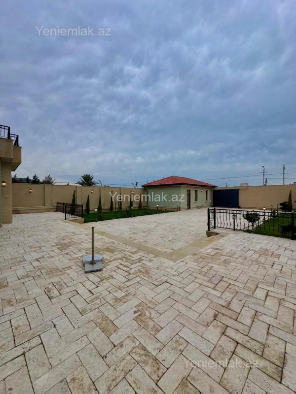 Satılır 5 otaqlı həyət evi 450 m²