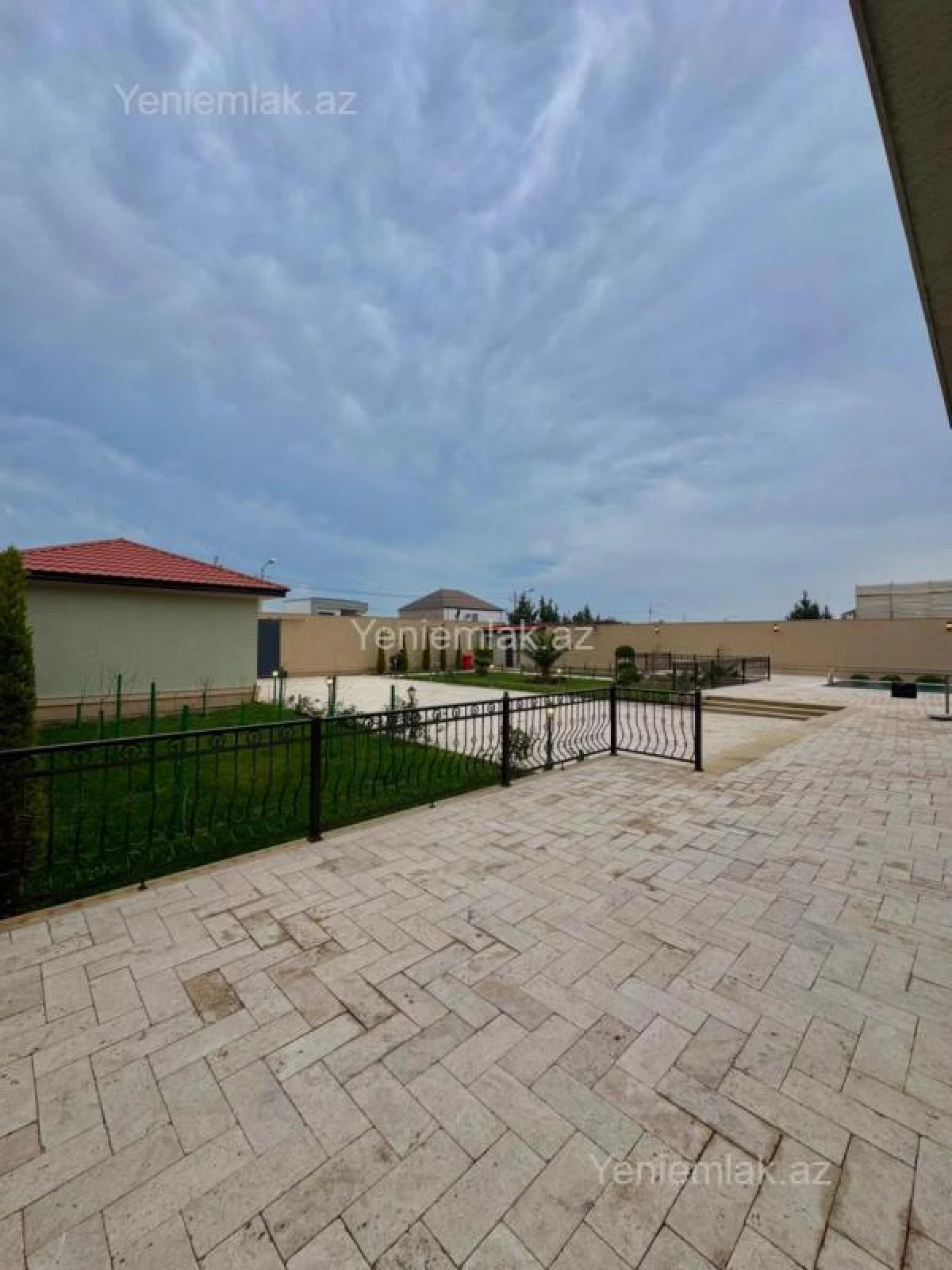 Satılır 5 otaqlı həyət evi 450 m²