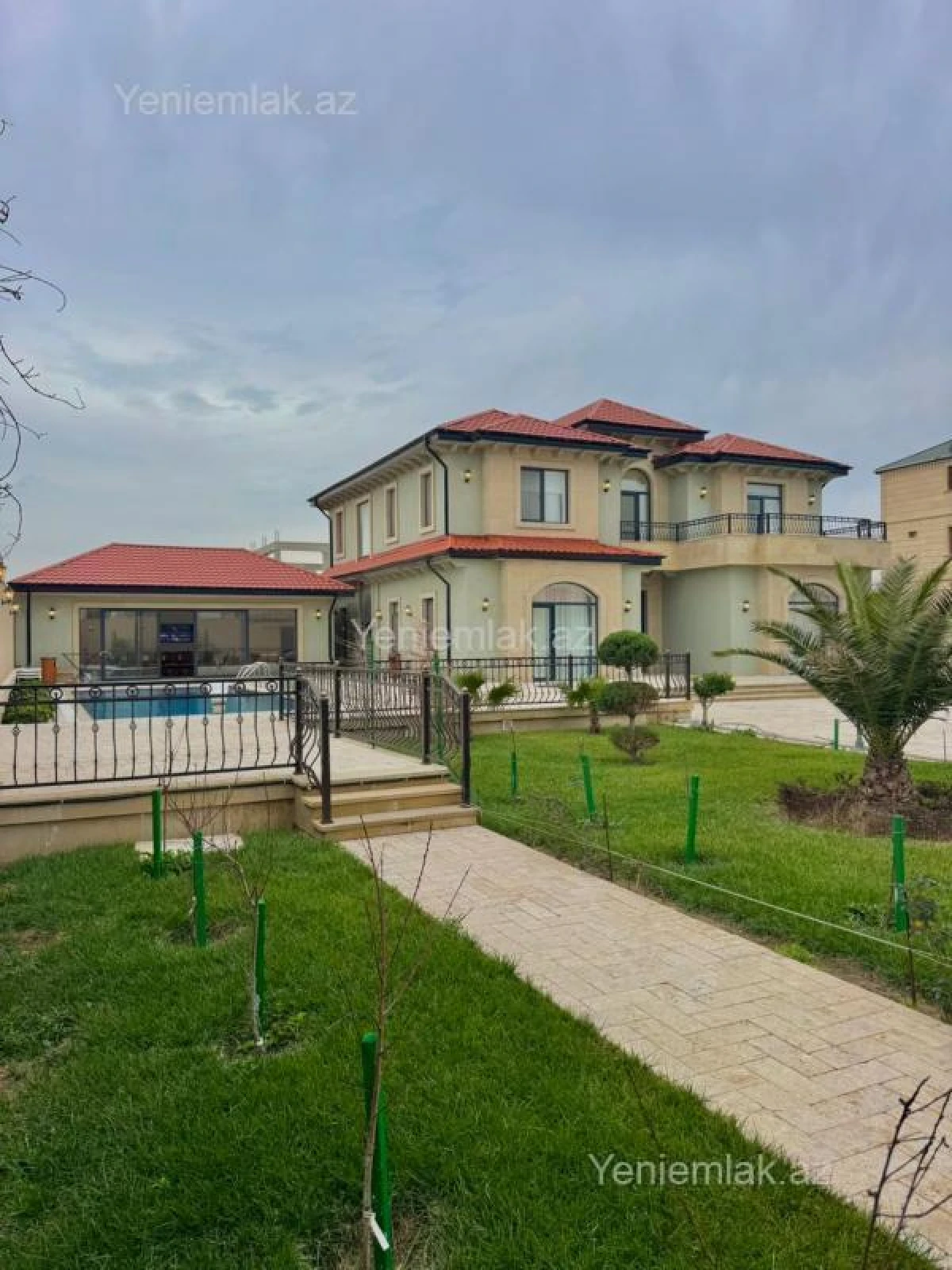 Satılır 5 otaqlı həyət evi 450 m²