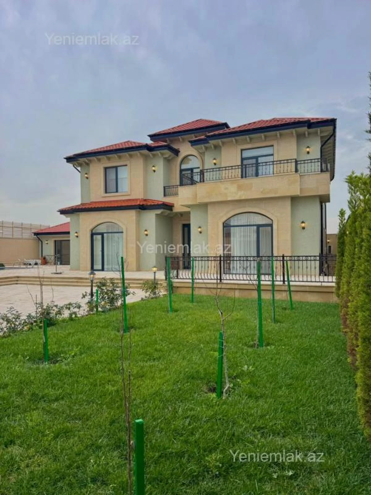 Satılır 5 otaqlı həyət evi 450 m²