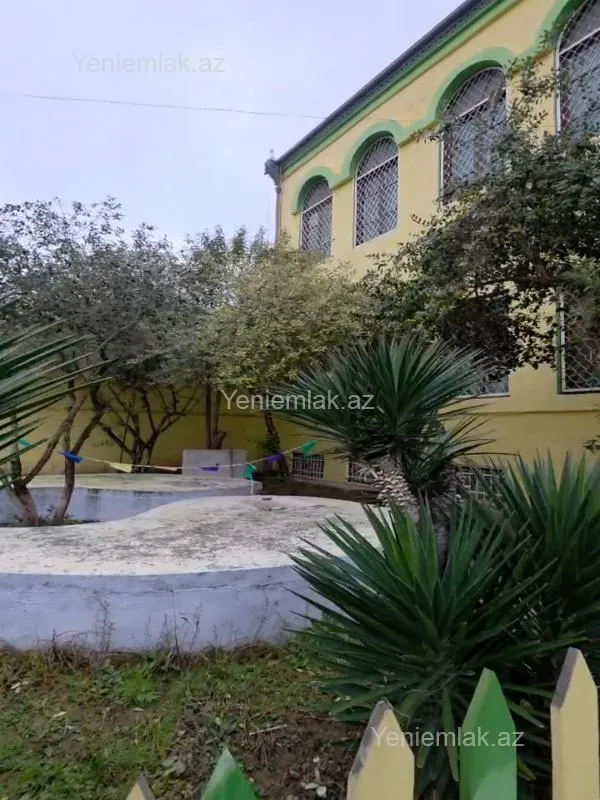 Satılır 8 otaqlı həyət evi 412 m²