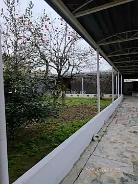 Satılır 8 otaqlı həyət evi 412 m²