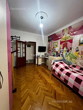 Satılır 5 otaqlı köhnə tikili 140 m²