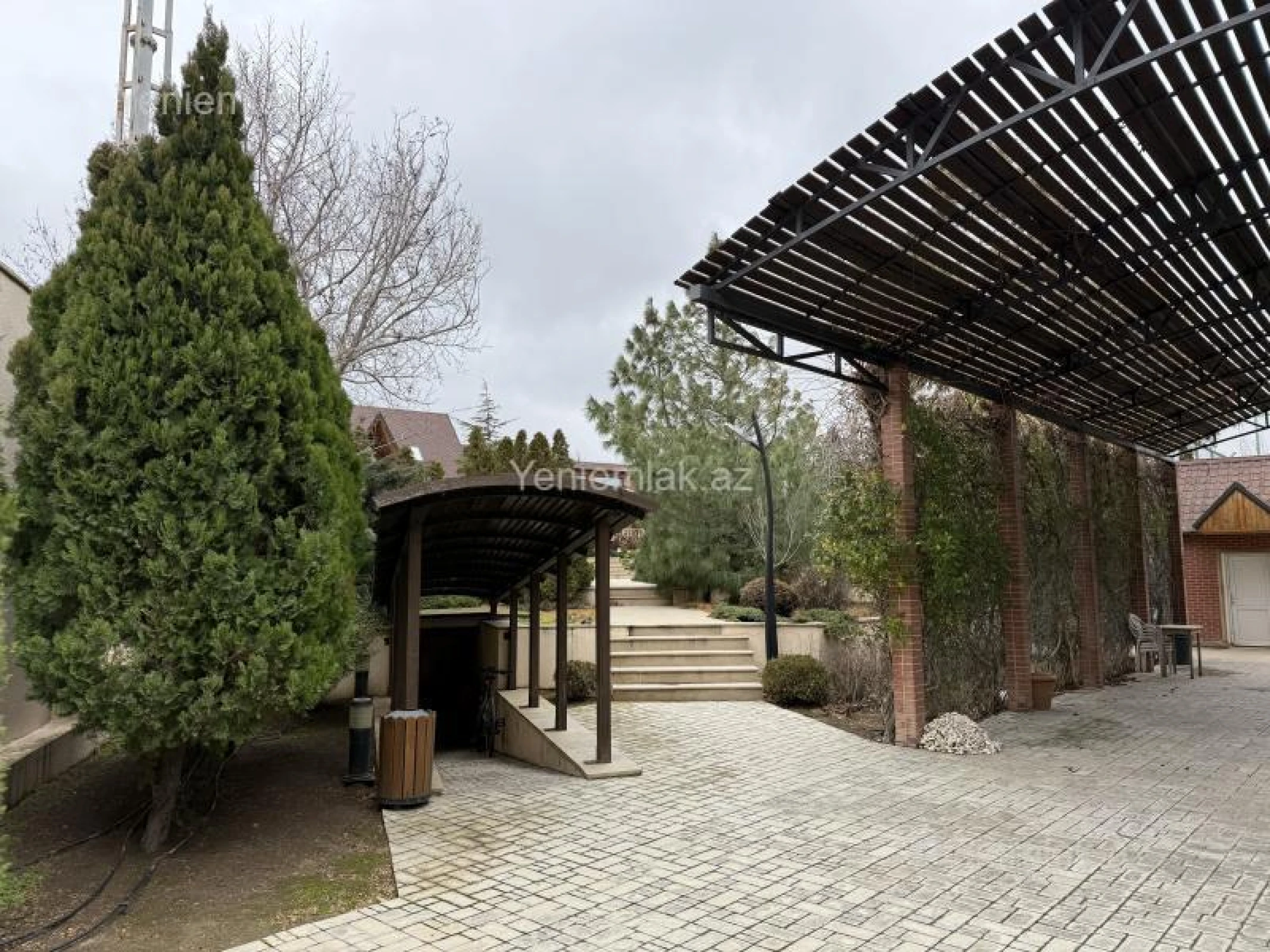 Satılır 4 otaqlı həyət evi 250 m²