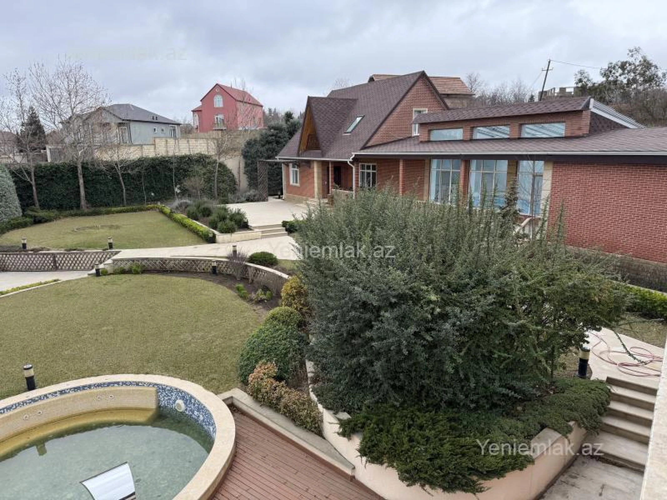 Satılır 4 otaqlı həyət evi 250 m²