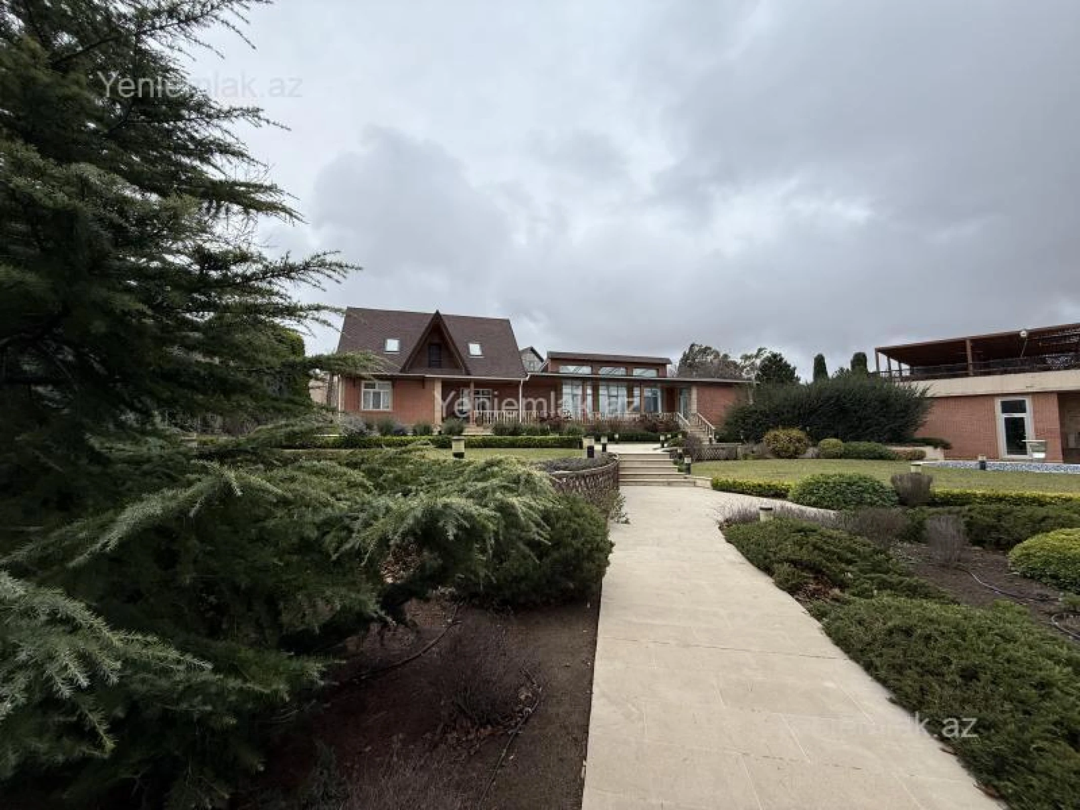 Satılır 4 otaqlı həyət evi 250 m²