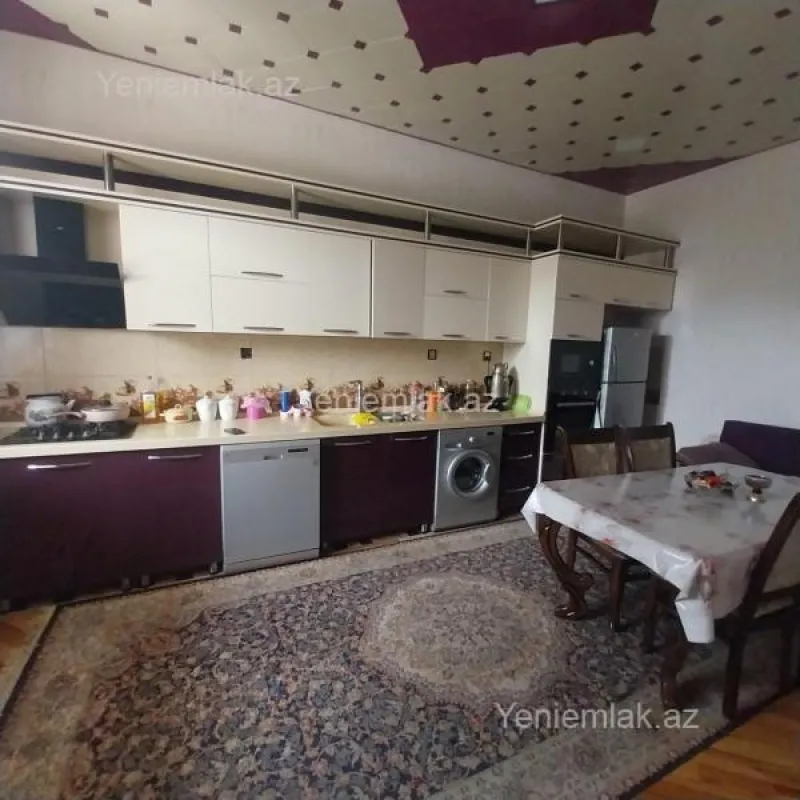 Satılır 6 otaqlı həyət evi 240 m²