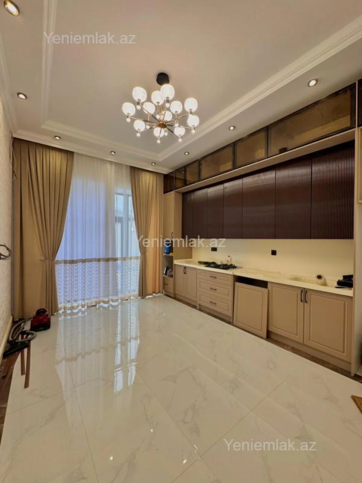 Satılır 5 otaqlı həyət evi 240 m²