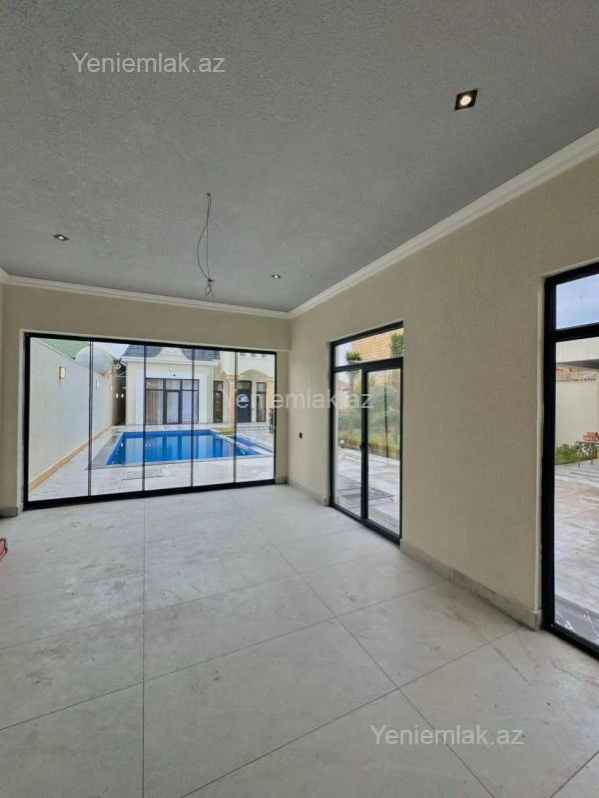 Satılır 5 otaqlı həyət evi 240 m²