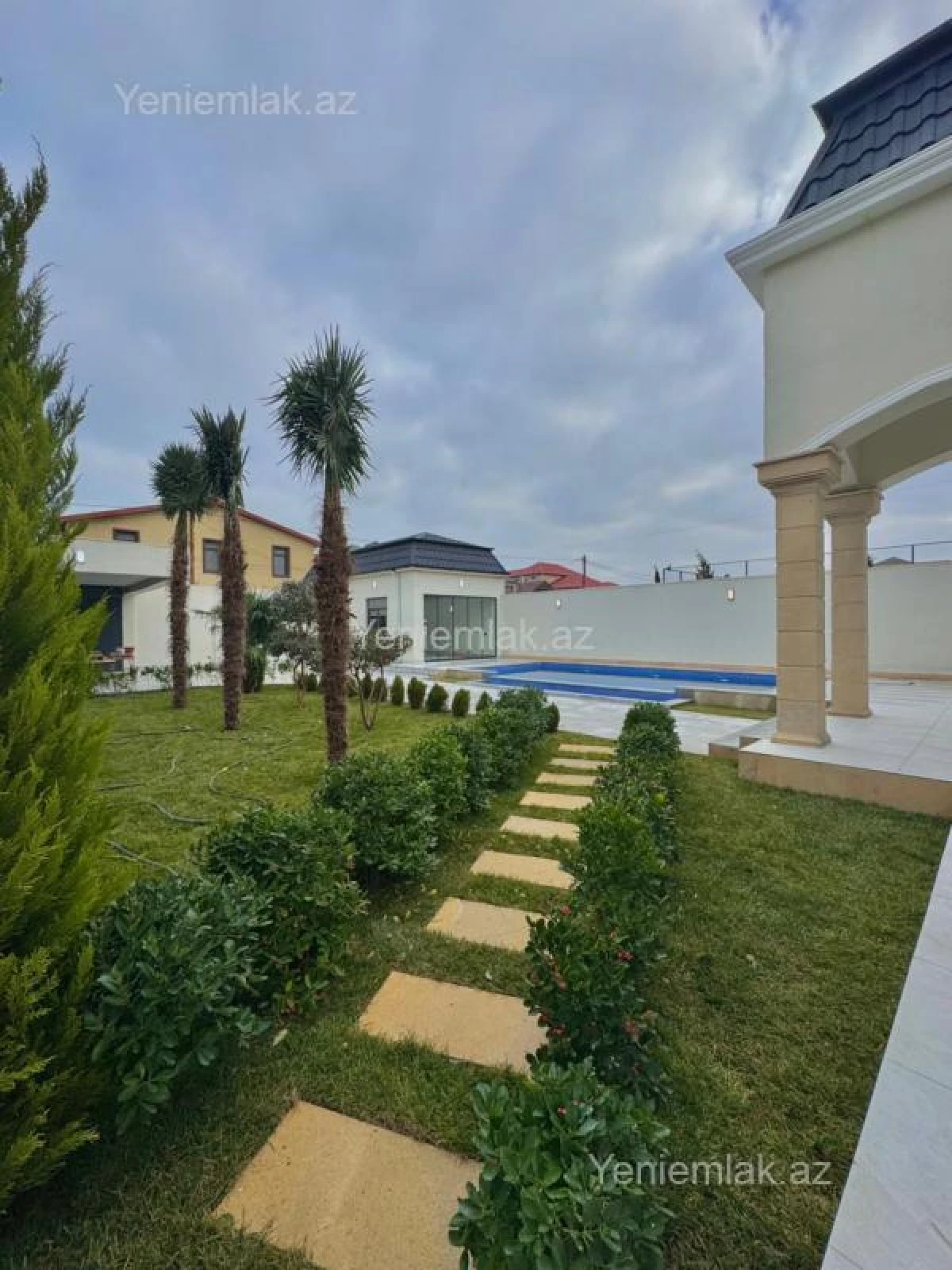 Satılır 5 otaqlı həyət evi 240 m²