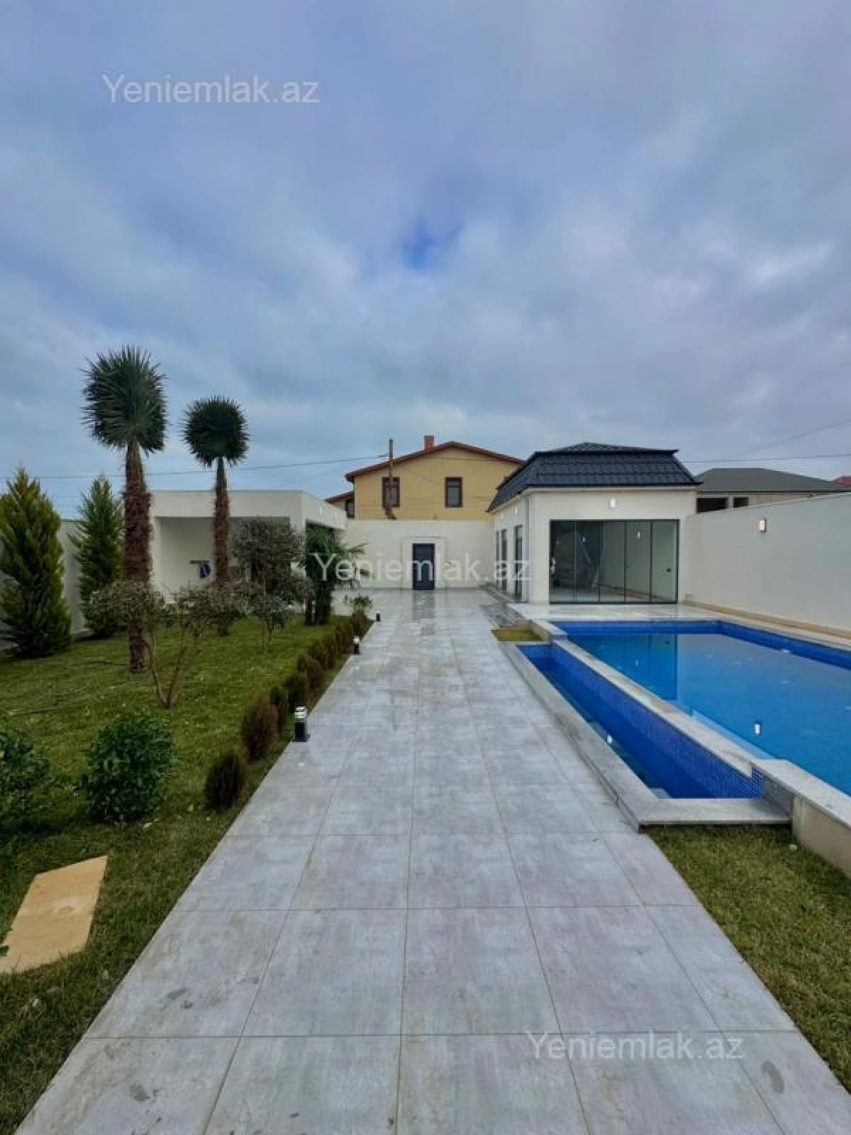 Satılır 5 otaqlı həyət evi 240 m²