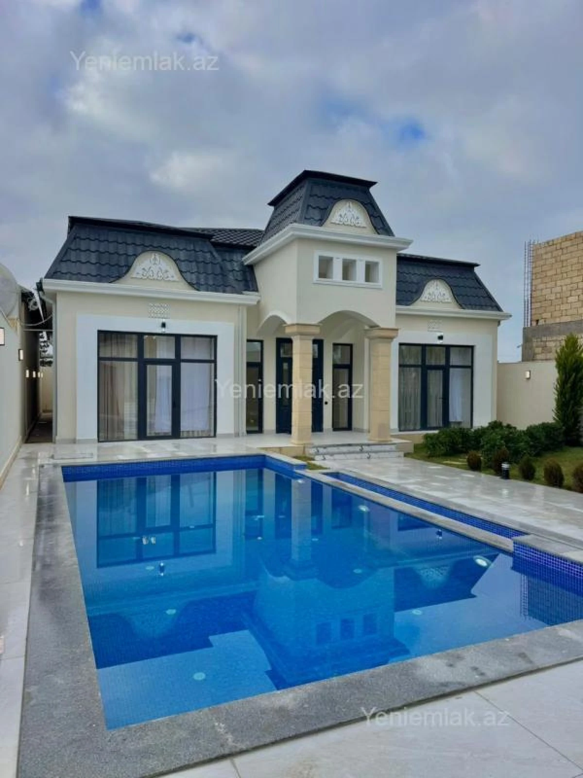 Satılır 5 otaqlı həyət evi 240 m²