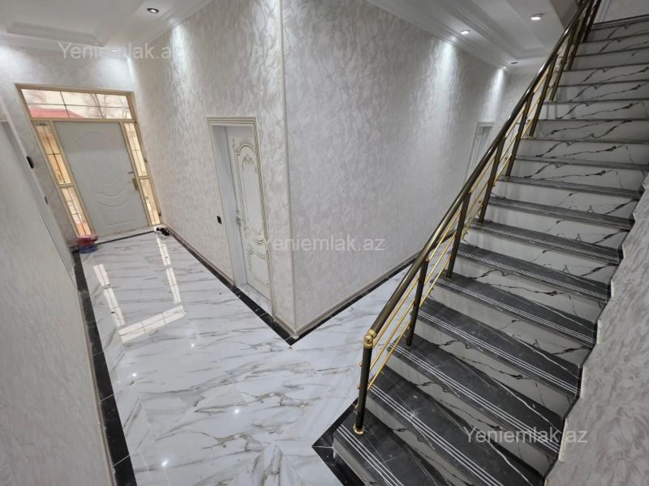 Satılır 5 otaqlı həyət evi 250 m²