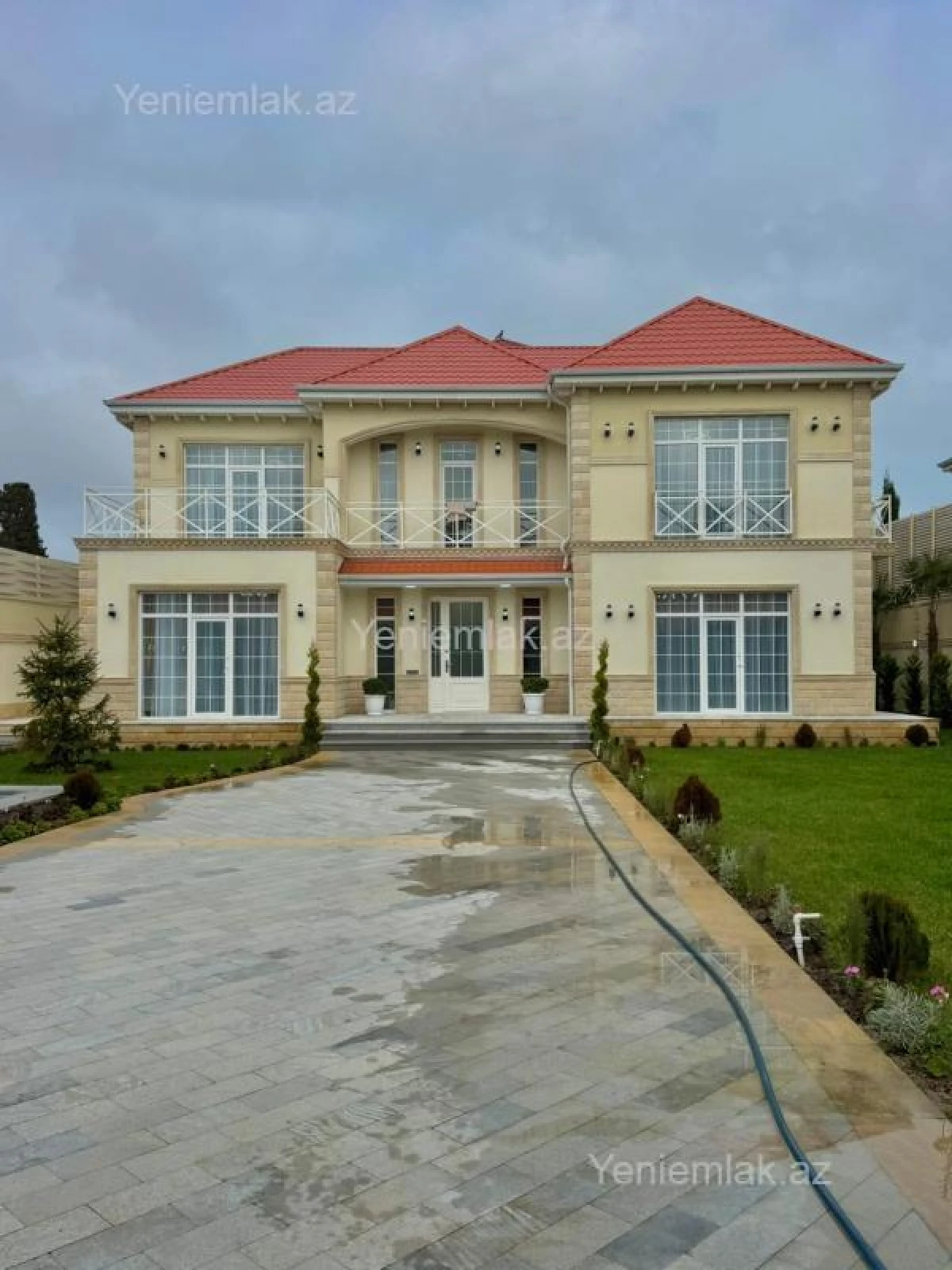 Satılır 5 otaqlı həyət evi 300 m²