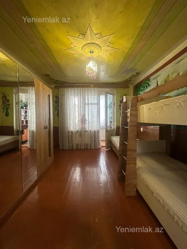 Satılır 4 otaqlı köhnə tikili 100 m²