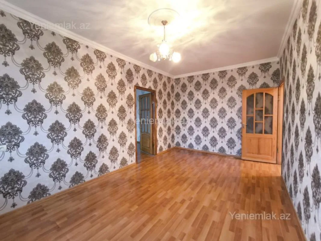 Satılır 4 otaqlı köhnə tikili 100 m²