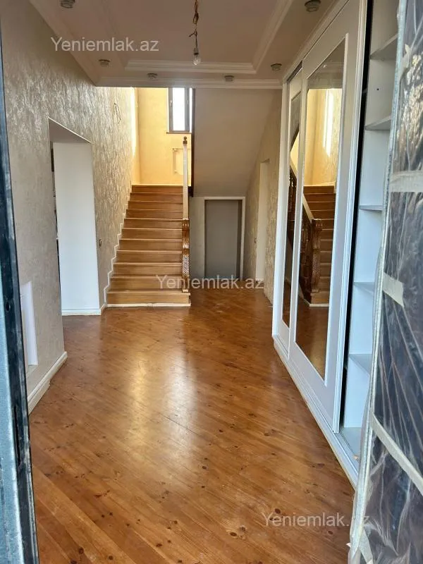 Satılır 5 otaqlı həyət evi 240 m²