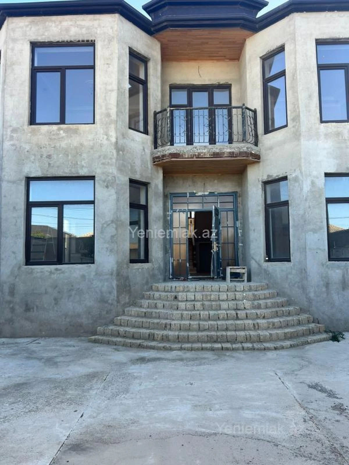 Satılır 5 otaqlı həyət evi 240 m²