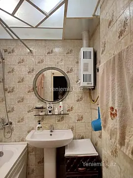 Satılır 4 otaqlı köhnə tikili 100 m²