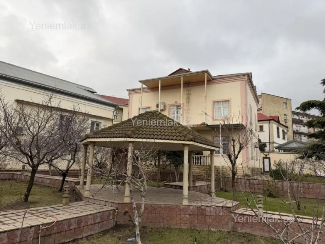 Satılır 6 otaqlı həyət evi 250 m²