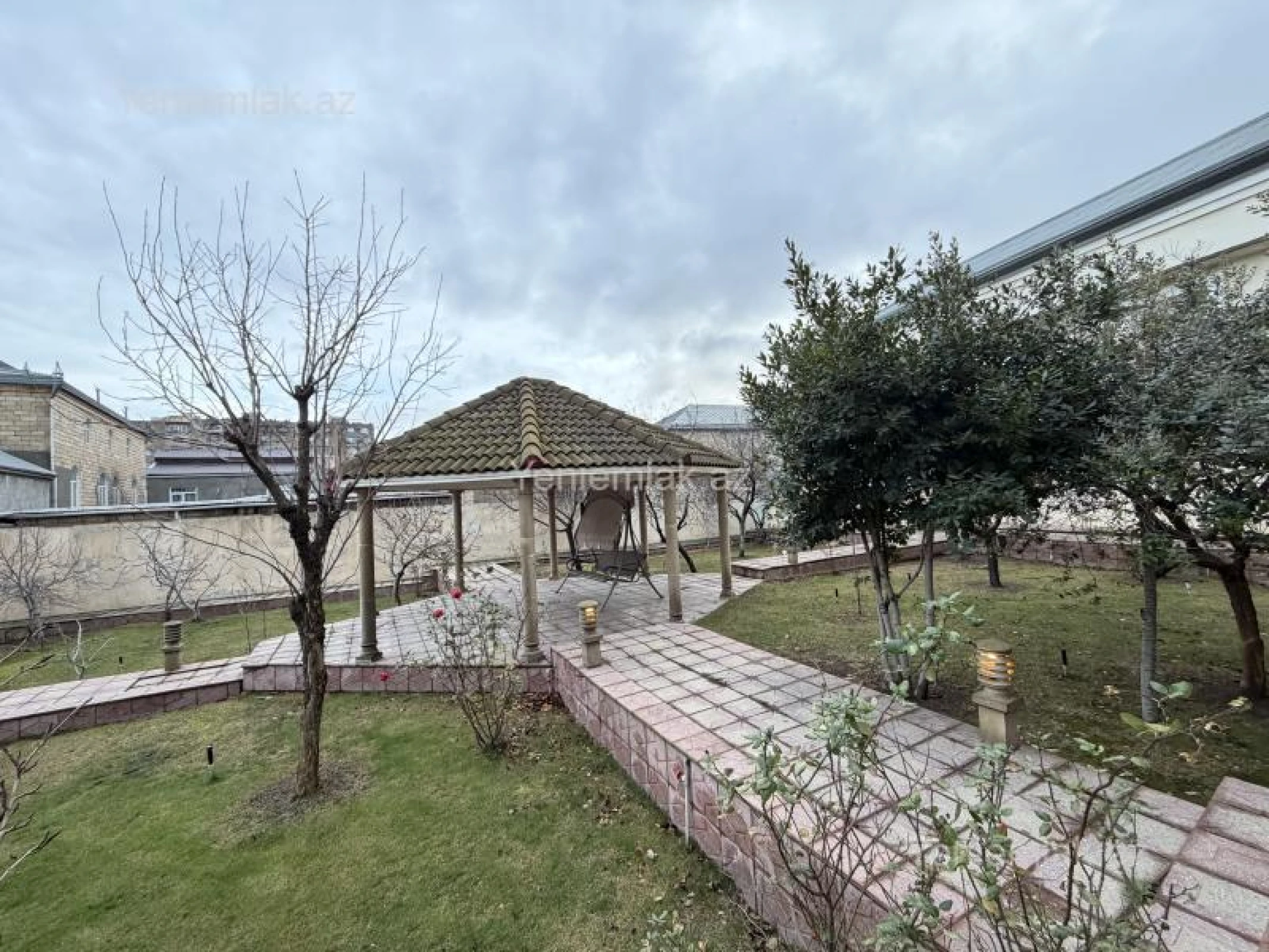 Satılır 6 otaqlı həyət evi 250 m²