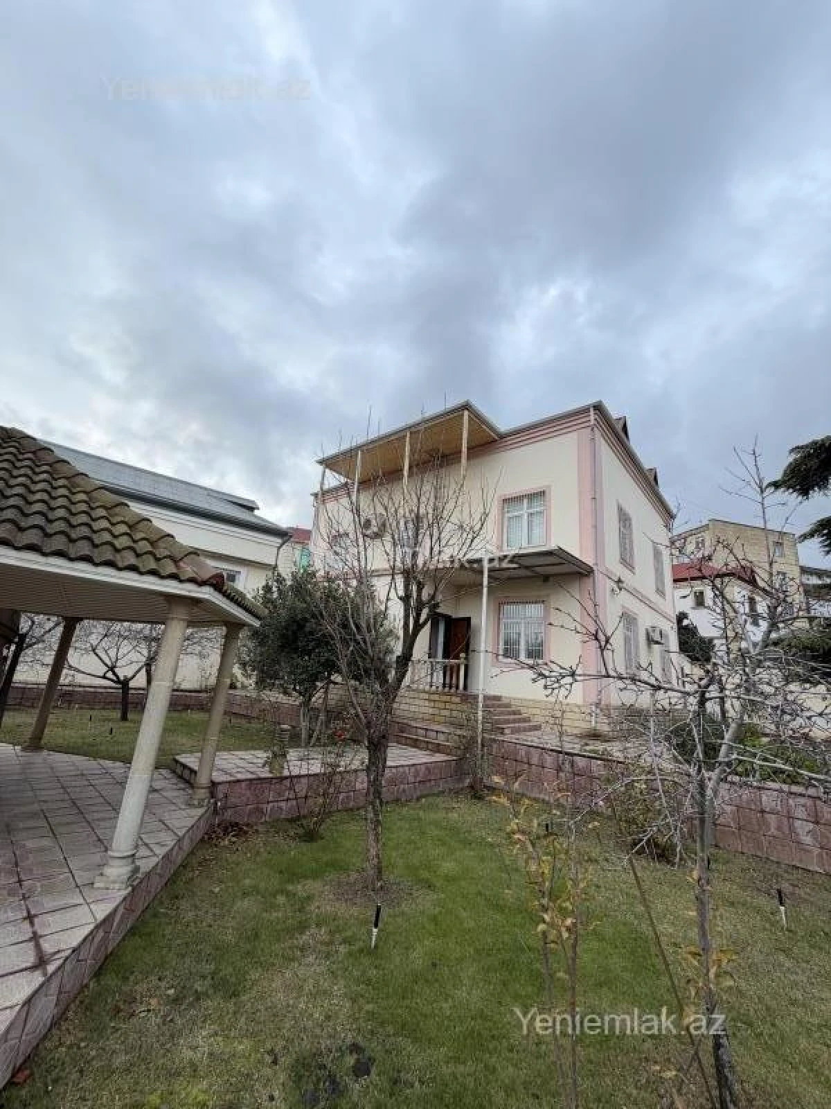 Satılır 6 otaqlı həyət evi 250 m²