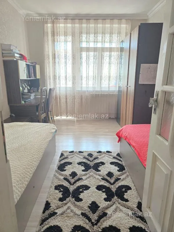 Satılır 4 otaqlı köhnə tikili 100 m²