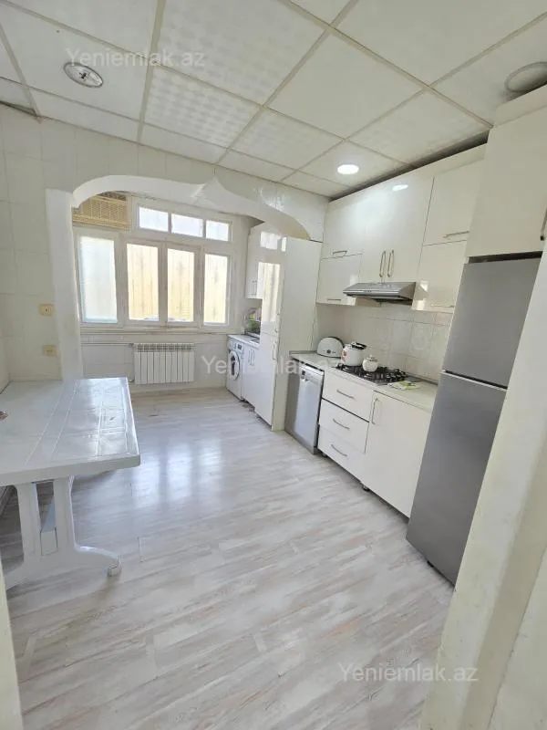 Satılır 4 otaqlı köhnə tikili 100 m²