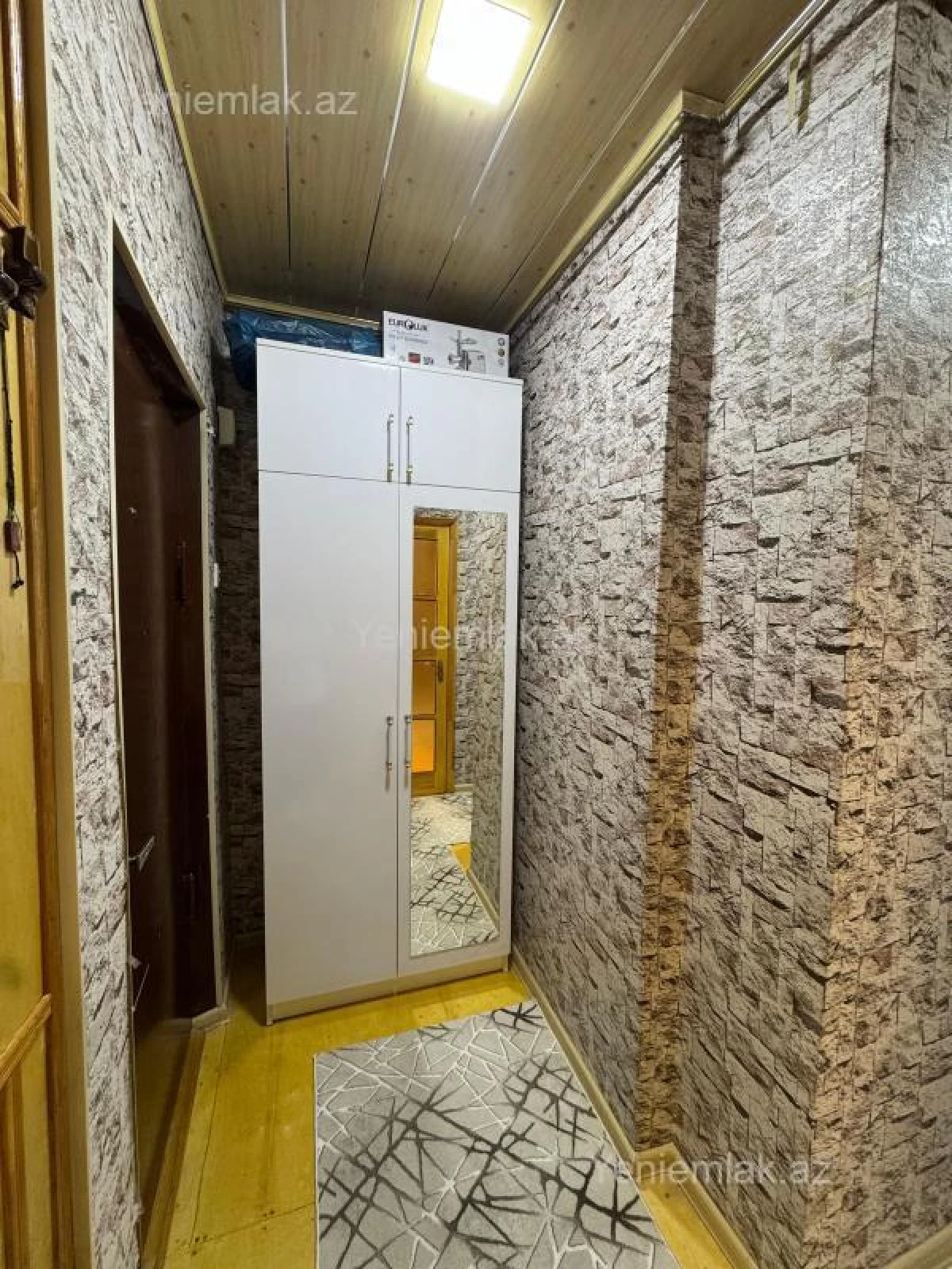 Satılır 1 otaqlı köhnə tikili 42 m²