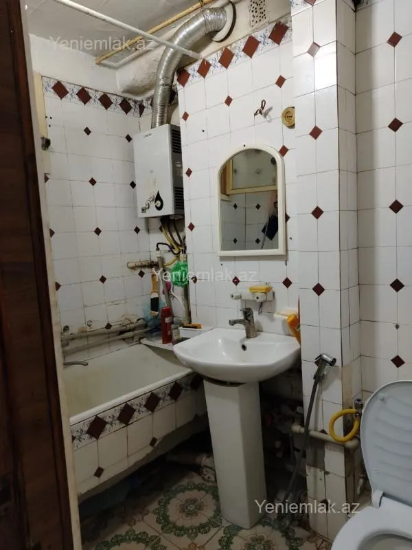 Satılır 2 otaqlı köhnə tikili 90 m²