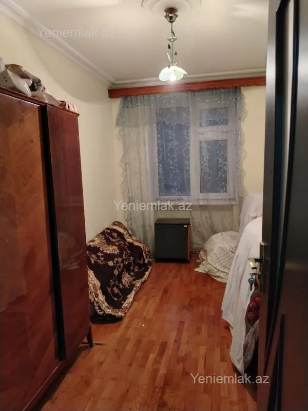 Satılır 2 otaqlı köhnə tikili 90 m²