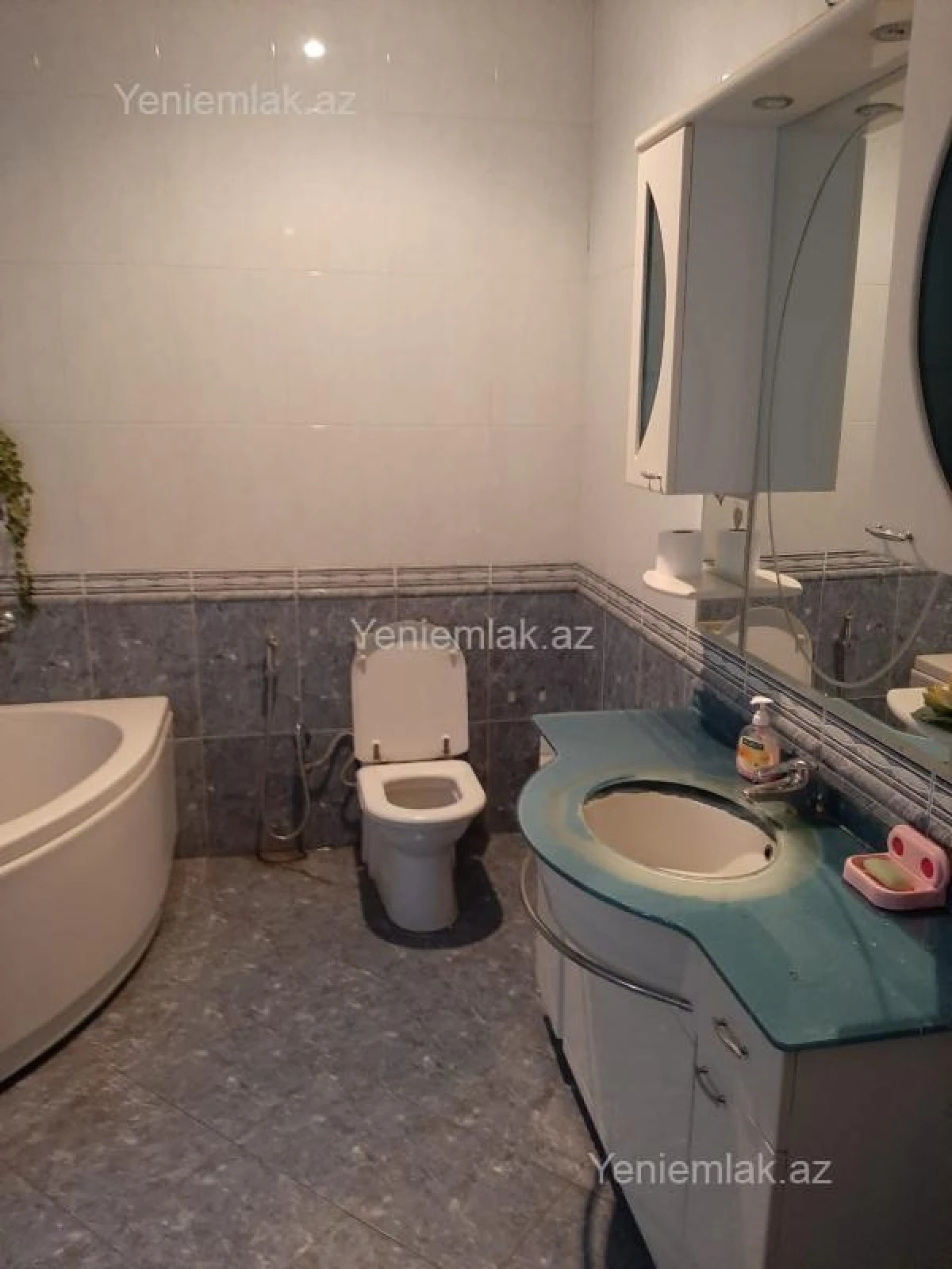 Satılır 8 otaqlı həyət evi 670 m²