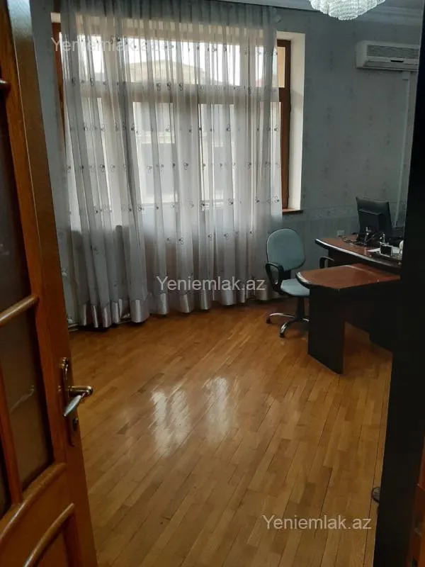 Satılır 8 otaqlı həyət evi 670 m²