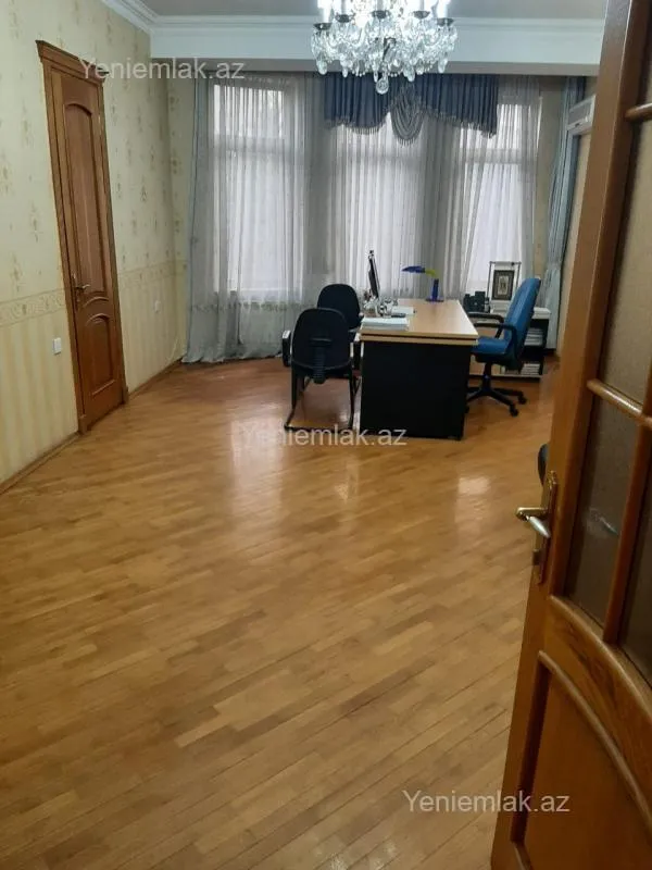 Satılır 8 otaqlı həyət evi 670 m²