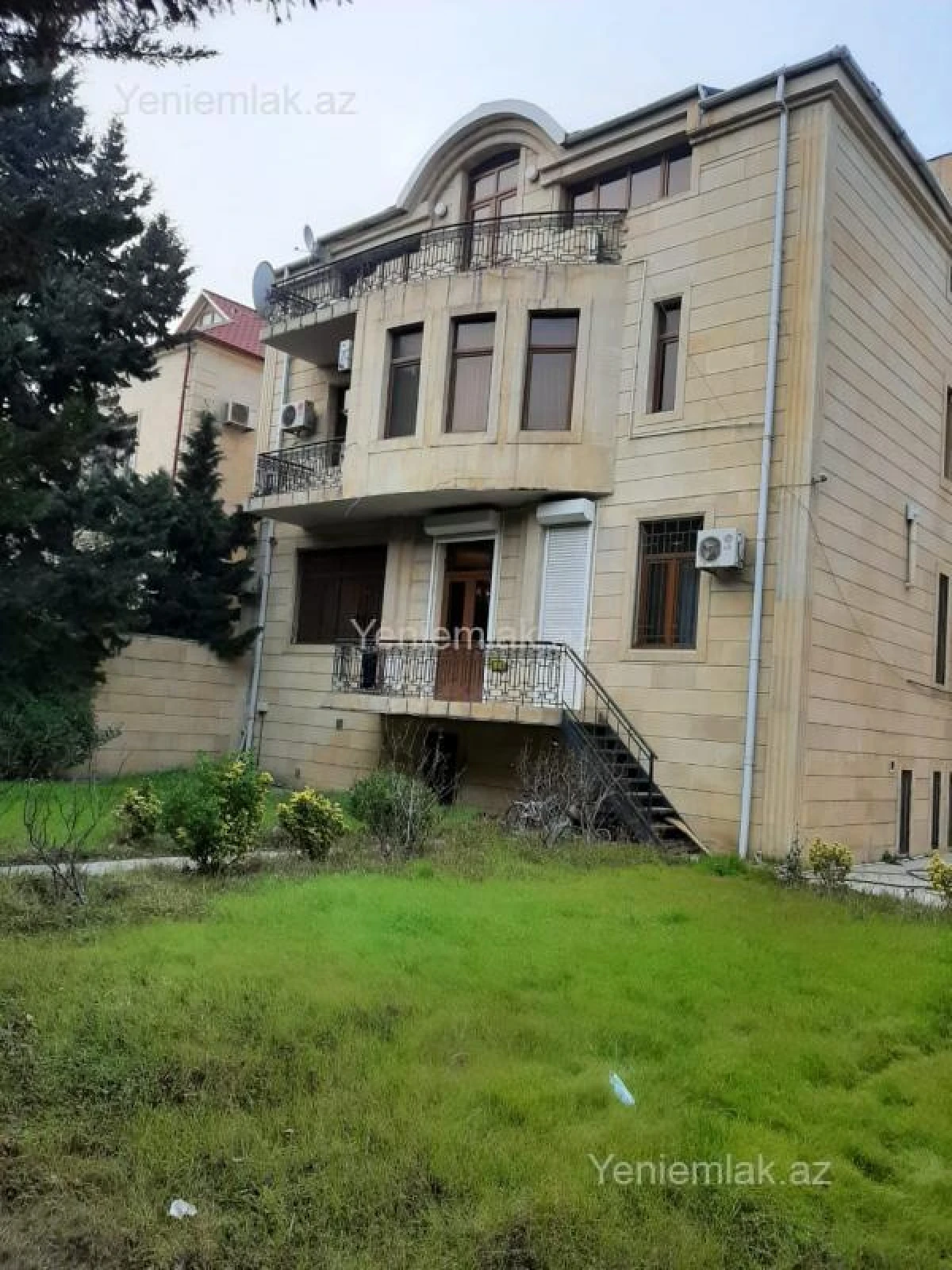 Satılır 8 otaqlı həyət evi 670 m²