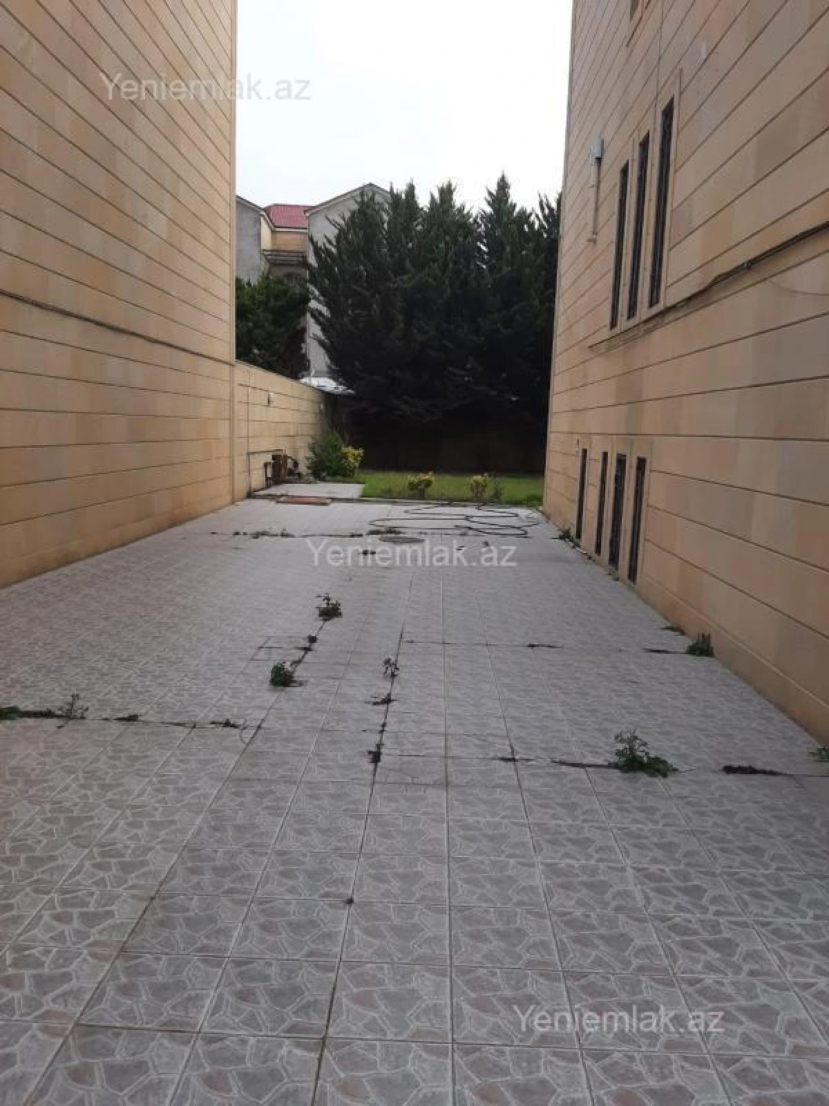 Satılır 8 otaqlı həyət evi 670 m²