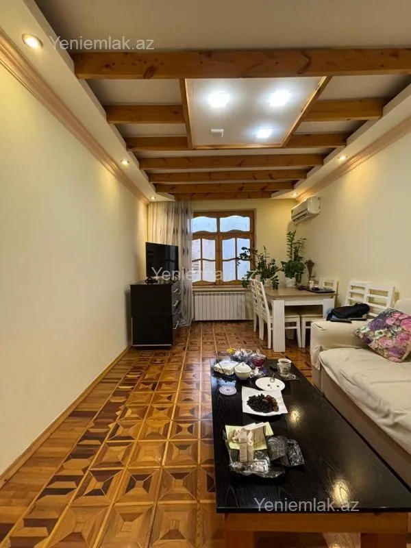 Satılır 4 otaqlı köhnə tikili 110 m²