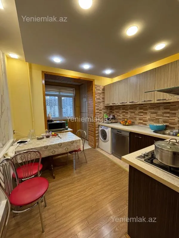 Satılır 4 otaqlı köhnə tikili 110 m²