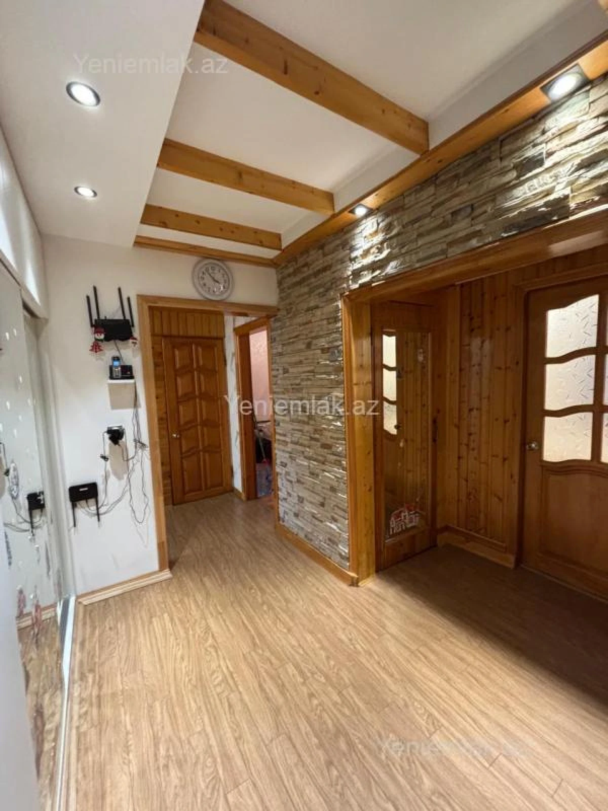 Satılır 4 otaqlı köhnə tikili 110 m²