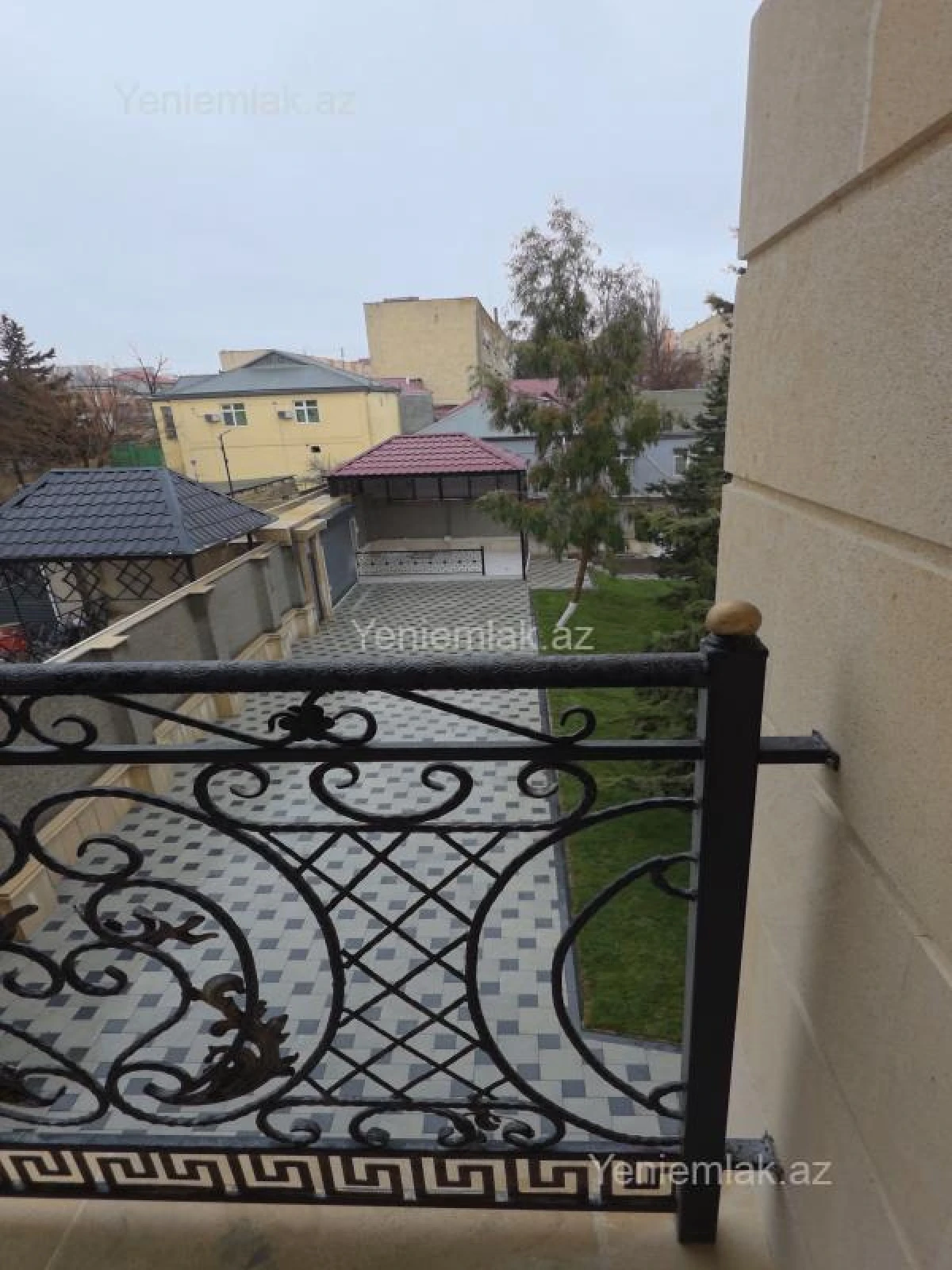 Satılır 10 otaqlı həyət evi 360 m²