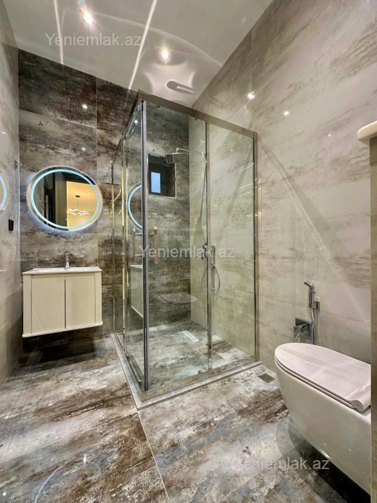 Satılır 5 otaqlı həyət evi 240 m²