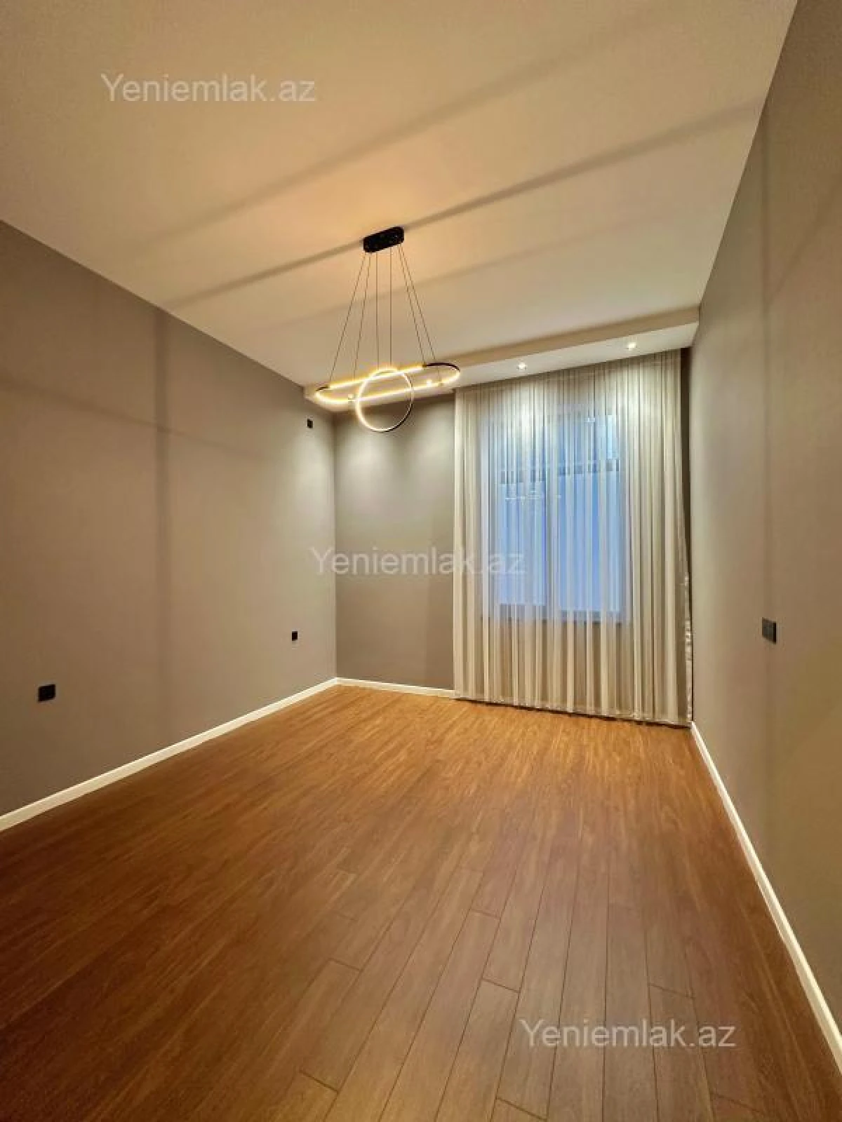 Satılır 5 otaqlı həyət evi 240 m²