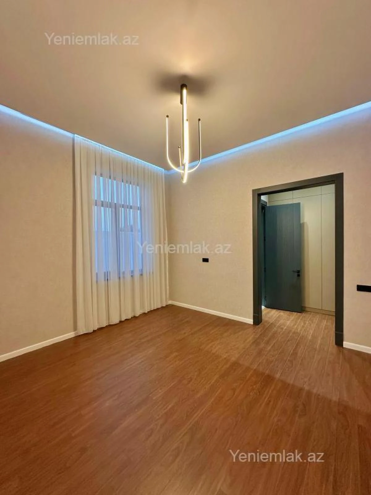 Satılır 5 otaqlı həyət evi 240 m²