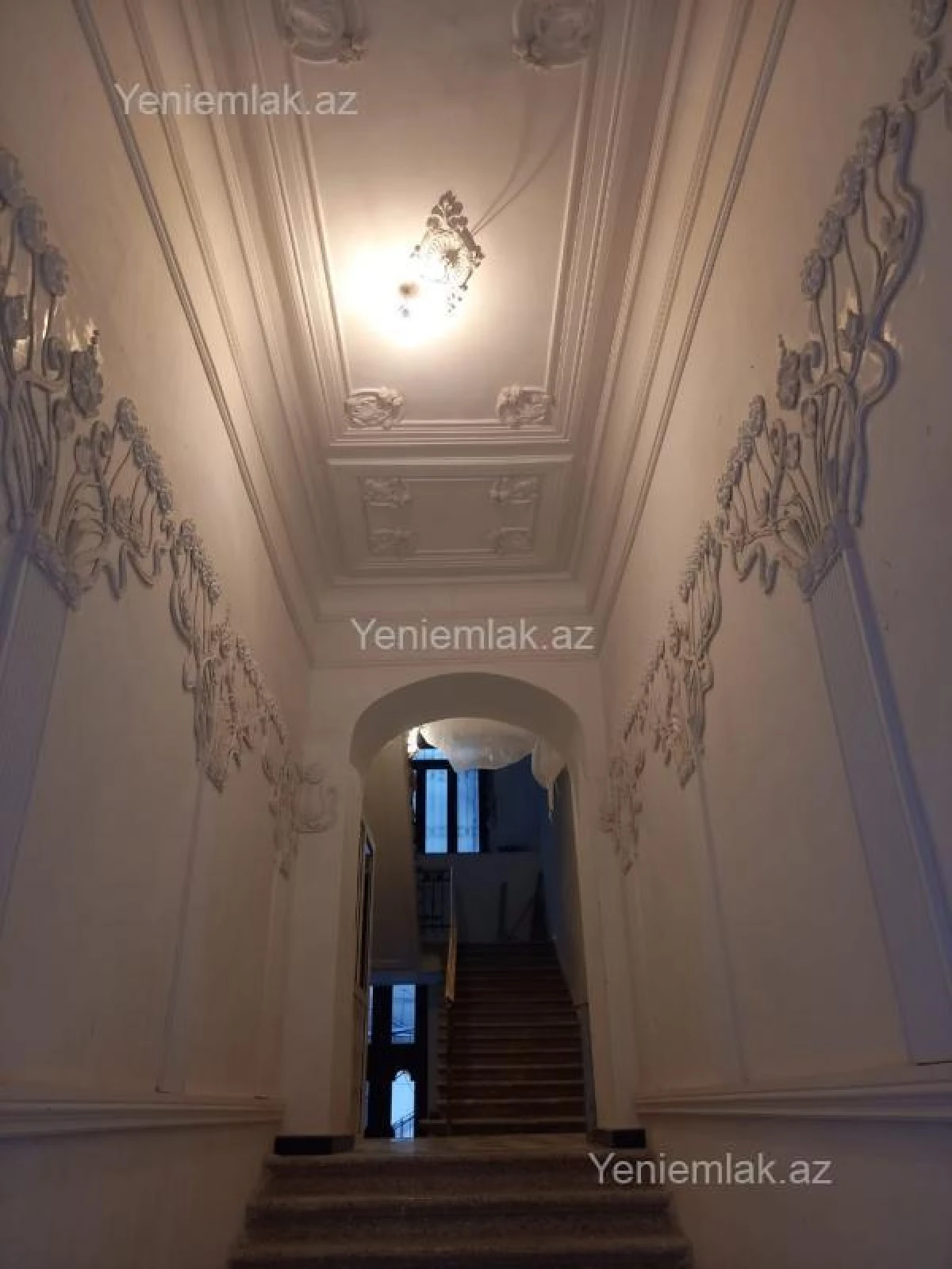 Satılır 6 otaqlı köhnə tikili 240 m²