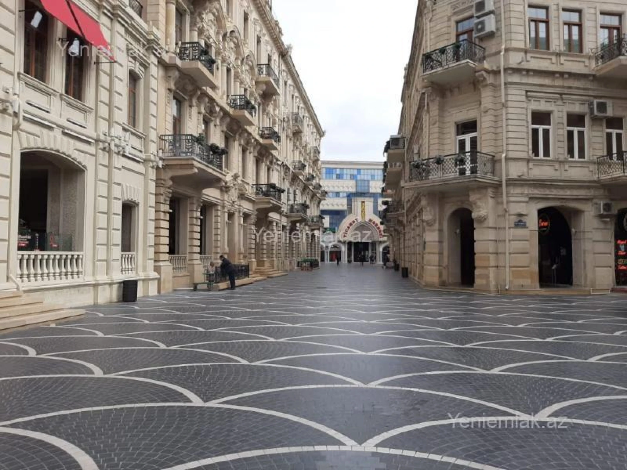 Satılır 6 otaqlı köhnə tikili 240 m²