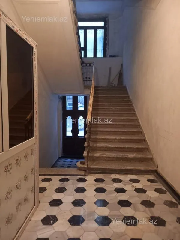 Satılır 6 otaqlı köhnə tikili 240 m²