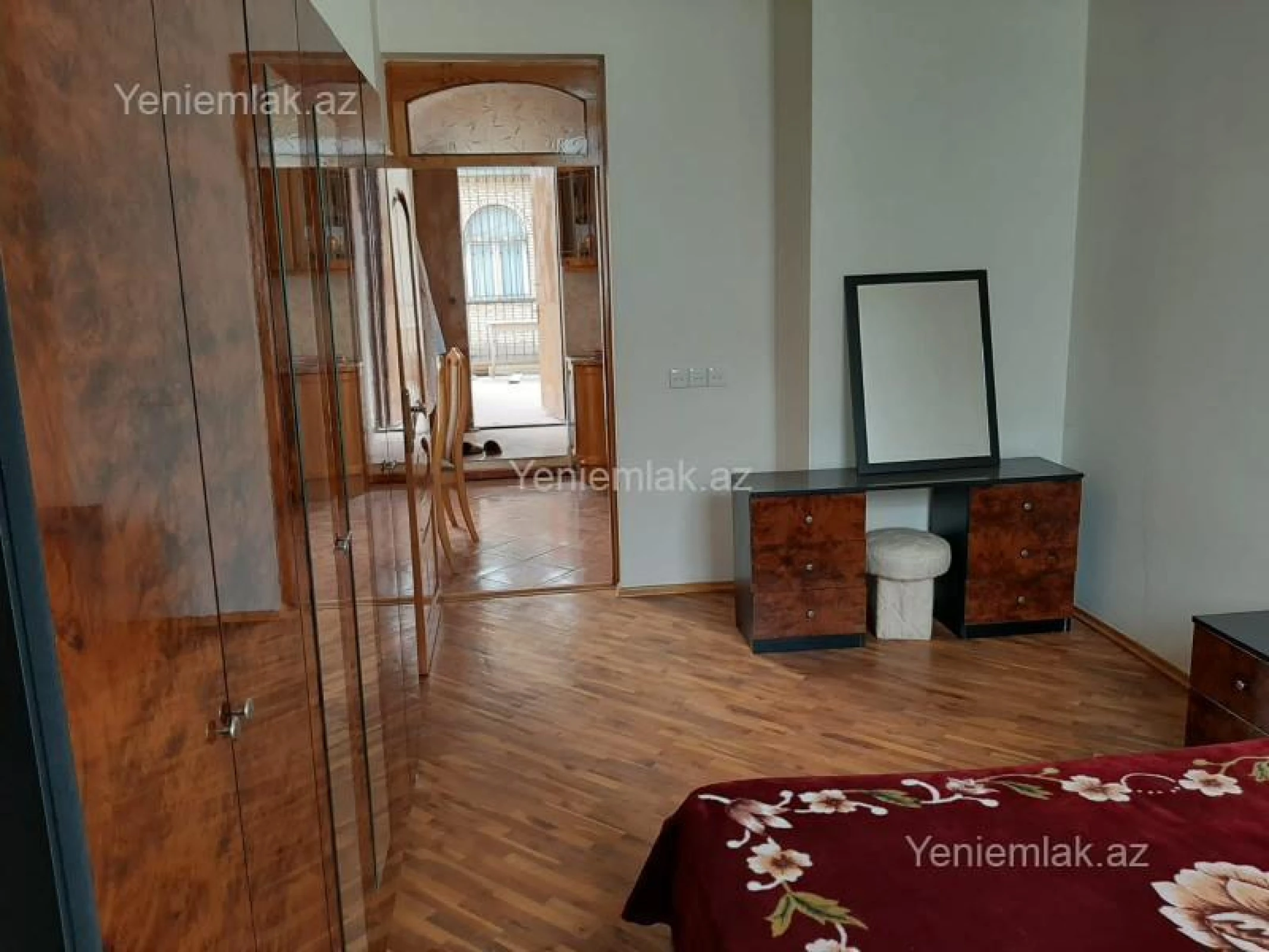Satılır 6 otaqlı köhnə tikili 240 m²