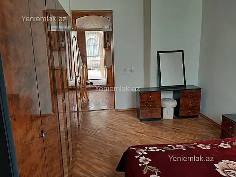 Satılır 6 otaqlı köhnə tikili 240 m²