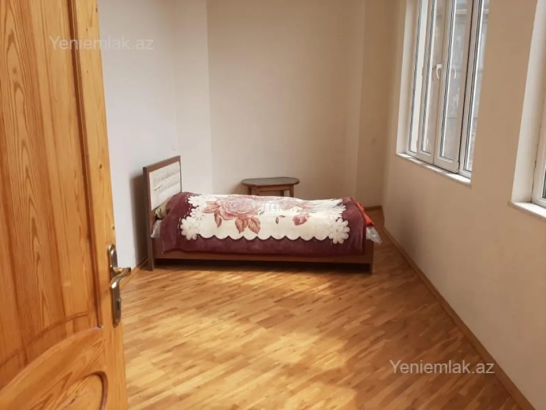 Satılır 6 otaqlı köhnə tikili 240 m²